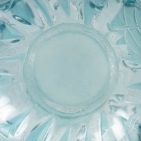 Vase &quot;Milan&quot; verre blanc patiné bleu de René LALIQUE
