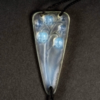 Pendentif &quot;Muguet&quot; verre opalescent de René LALIQUE