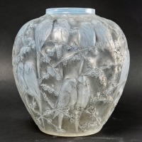 Vase &quot;Perruches&quot; en verre opalescent double couche patiné gris de René LALIQUE