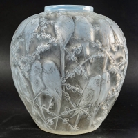 Vase &quot;Perruches&quot; en verre opalescent double couche patiné gris de René LALIQUE