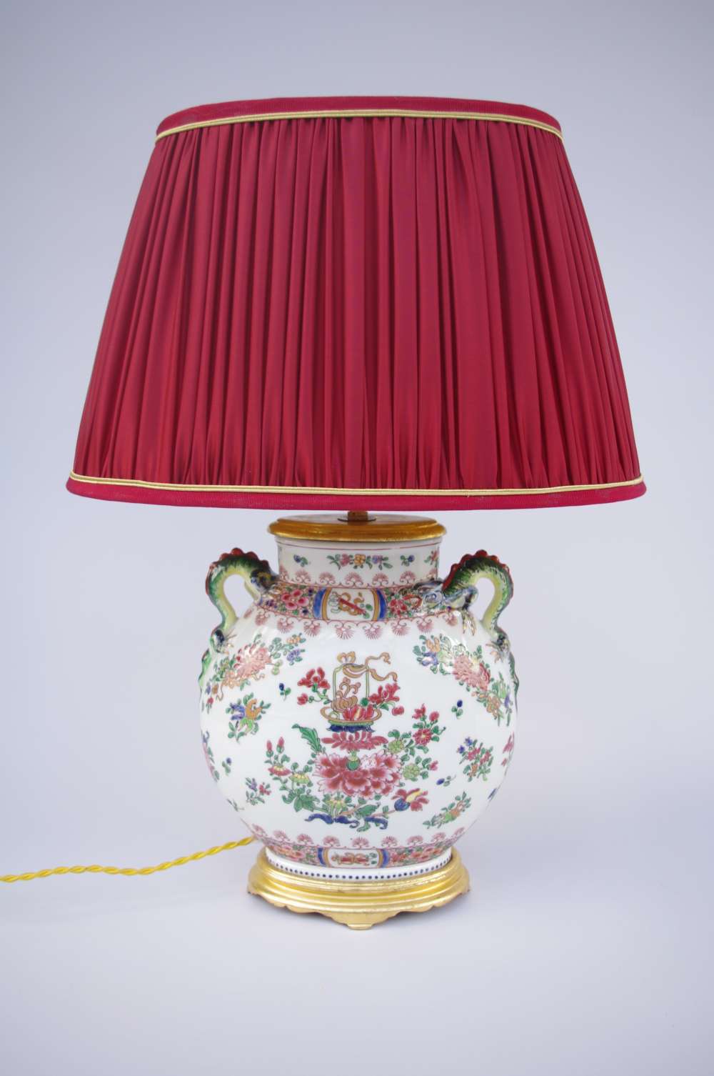 Lampe en porcelaine ovale à décor chinoisant, XXe Siècle