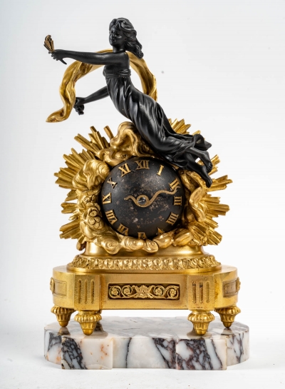 Petite pendulette en bronze doré et patiné, XIXème siècle||||||||