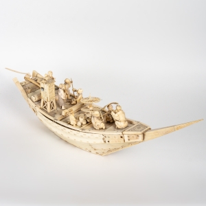 Un jolie bateaux en marqueterie d&#039;ivoire avec ses personnages en ivoire sculpté, fin XIXème siècle|||||||||||||