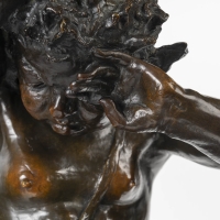 Sculpture en bronze à patine brune-sombre, représentant une figure de satyre également appelé faune, d’après un original de Claude Michel Clodion (1738-1814), travail français de la seconde moitié du XIXe siècle.
