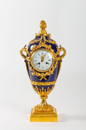 Pendule de style Louis XVi en bronze doré et émail bleu signée BEURDELEY||||||||||