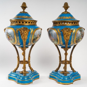 Belle Paire de Vases en forme de Potiche en Porcelaine de Sèvres Bleu clair signé, XIXème siècle||||||||||||||