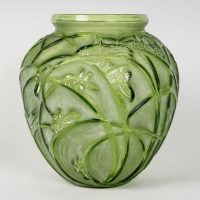 Vase &quot;Sauterelles&quot; verre vert absinthe patiné blanc de René LALIQUE