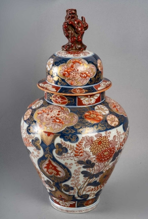 Grand vase en porcelaine à riche décor Imari||||||||