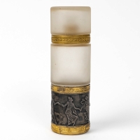 Flacon &quot;Ambre&quot; en cristal blanc de BACCARAT et frise en bronze à décor de femmes de René LALIQUE
