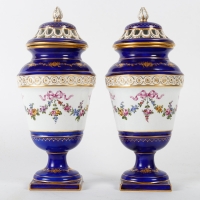 Paire de petites urnes à couvercle en porcelaine, manufacture Samson dans le goût de Sèvres, XIXe siècle