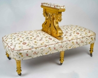 Confident d’époque Napoléon III en bois sculpté et doré à décor de griffons affrontés vers 1850