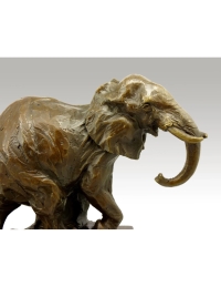 Sculpture en bronze patiné d’un éléphant, XXème siècle.