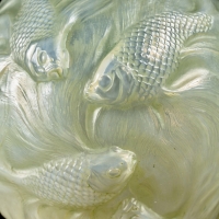Vase &quot;Formose&quot; verre opalescent double couche patiné vert clair de René LALIQUE