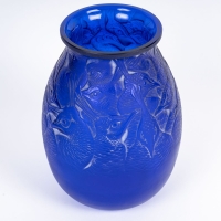 Vase &quot;Borromée&quot; verre bleu cobalt patiné blanc de René LALIQUE