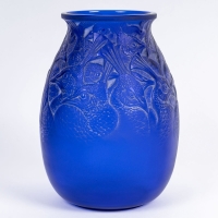 Vase &quot;Borromée&quot; verre bleu cobalt patiné blanc de René LALIQUE