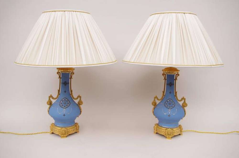 Paire de lampes en porcelaine de Paris, bleu mat, circa 1880|Paire de lampes en porcelaine de Paris, bleu mat, circa 1880|Paire de lampes en porcelaine de Paris, bleu mat, circa 1880|Paire de lampes en porcelaine de Paris, bleu mat, circa 1880