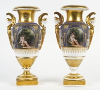 PARIS (porcelaine de)-Paire de Vases d&#039;ornement aux sphinges ailées d&#039;Epoque Restauration.