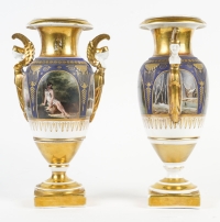 PARIS (porcelaine de)-Paire de Vases d&#039;ornement aux sphinges ailées d&#039;Epoque Restauration.