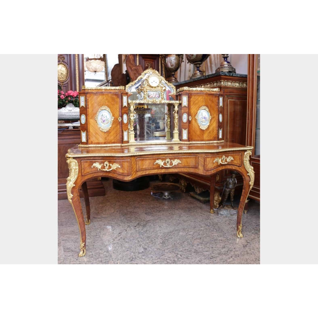 Bureau de style Louis XV du XIXème Siècle signé ALIX. Réf: 372 