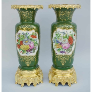 Paire des grands vases en porcelaine, circa 1880 ||