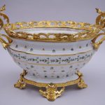 Soupière de style Louis XV en porcelaine de Paris montée en bronze doré circa 1900 44da7d09e0fbee130a90aa9dae576d925530b3b5