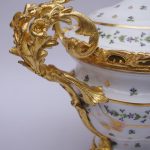 Soupière de style Louis XV en porcelaine de Paris montée en bronze doré circa 1900 68ed4310c6fce9f184e85c8d73b4e2148aa36477