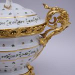 Soupière de style Louis XV en porcelaine de Paris montée en bronze doré circa 1900 c00690b1be7e49c3876ff32cda8bd630e9b0756a