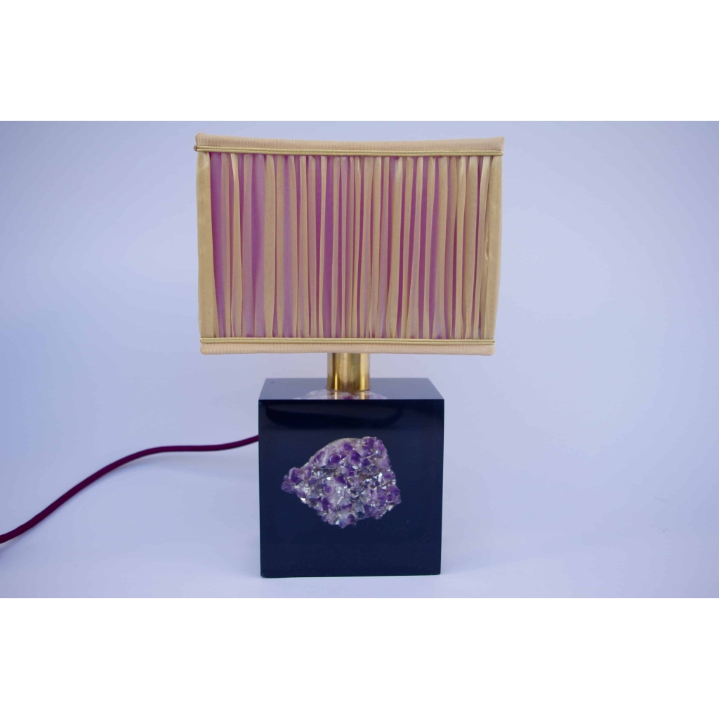 Lampe en résine violette incrustée d'une améthyste, circa 1970 ||