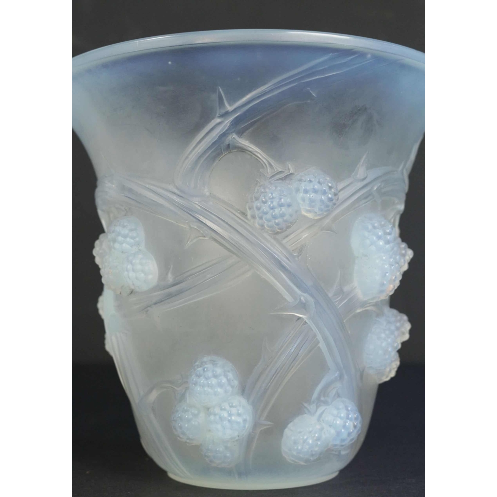 René LALIQUE (1860-1945) Vase Mûres en verre blanc moulé-pressé patiné et opalescent ||||