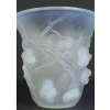 René LALIQUE (1860-1945) Vase Mûres en verre blanc moulé-pressé patiné et opalescent René LALIQUE (1860-1945) Vase Mûres en verre blanc moulé-pressé patiné et opalescent