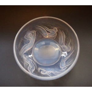 R. Lalique - Coupe "Ondines" en verre blanc moulé-pressé opalescent ||