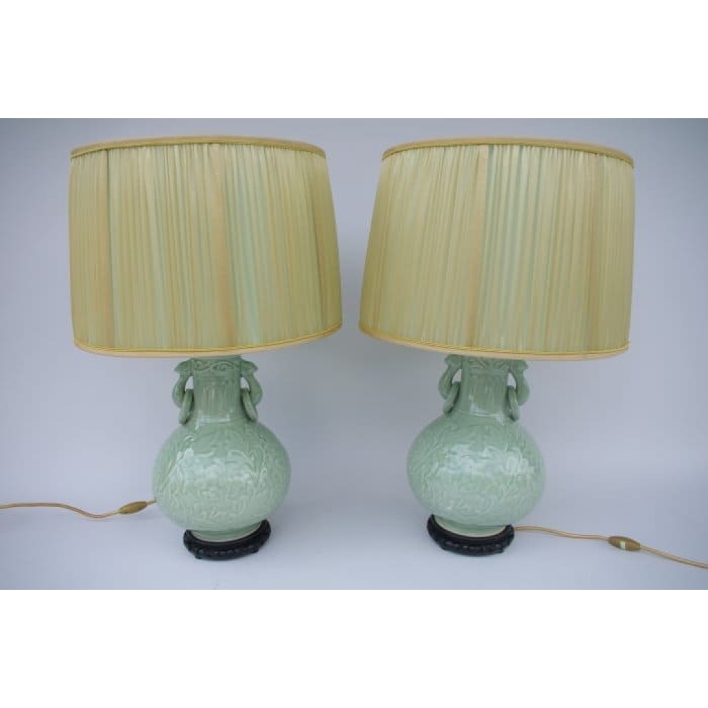 PAIRE DE LAMPES EN PORCELAIN CELADON ET DECOR EN BAS RELIEF ||||