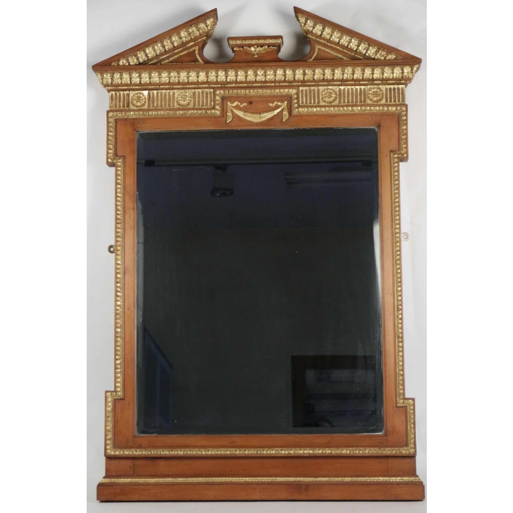 Miroir en bois et stuc doré de forme néoclassique de la fin du XIXème siècle. ||||||||Miroir en bois et stuc doré de forme néoclassique de la fin du XIXème siècle, miroir au mercure biseauté, h: 125cm, l: 83cm, p: 8,5cm.