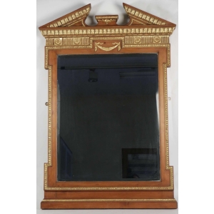 Miroir en bois et stuc doré de forme néoclassique de la fin du XIXème siècle. ||||||||Miroir en bois et stuc doré de forme néoclassique de la fin du XIXème siècle, miroir au mercure biseauté, h: 125cm, l: 83cm, p: 8,5cm.