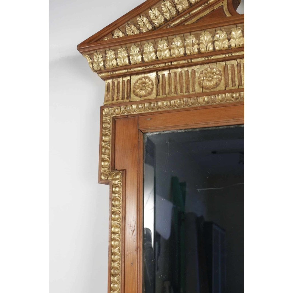 Miroir en bois et stuc doré de forme néoclassique de la fin du XIXème siècle. Miroir en bois et stuc doré de forme néoclassique de la fin du XIXème siècle.