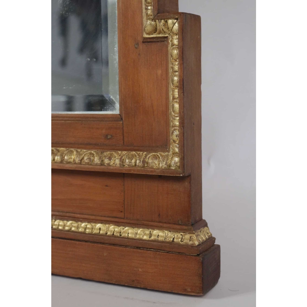 Miroir en bois et stuc doré de forme néoclassique de la fin du XIXème siècle. Miroir en bois et stuc doré de forme néoclassique de la fin du XIXème siècle.