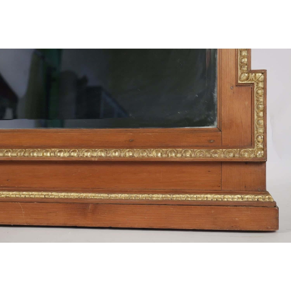 Miroir en bois et stuc doré de forme néoclassique de la fin du XIXème siècle. Miroir en bois et stuc doré de forme néoclassique de la fin du XIXème siècle.