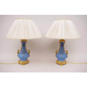 Paire de lampes en porcelaine de Paris, bleu mat, circa 1880 |||