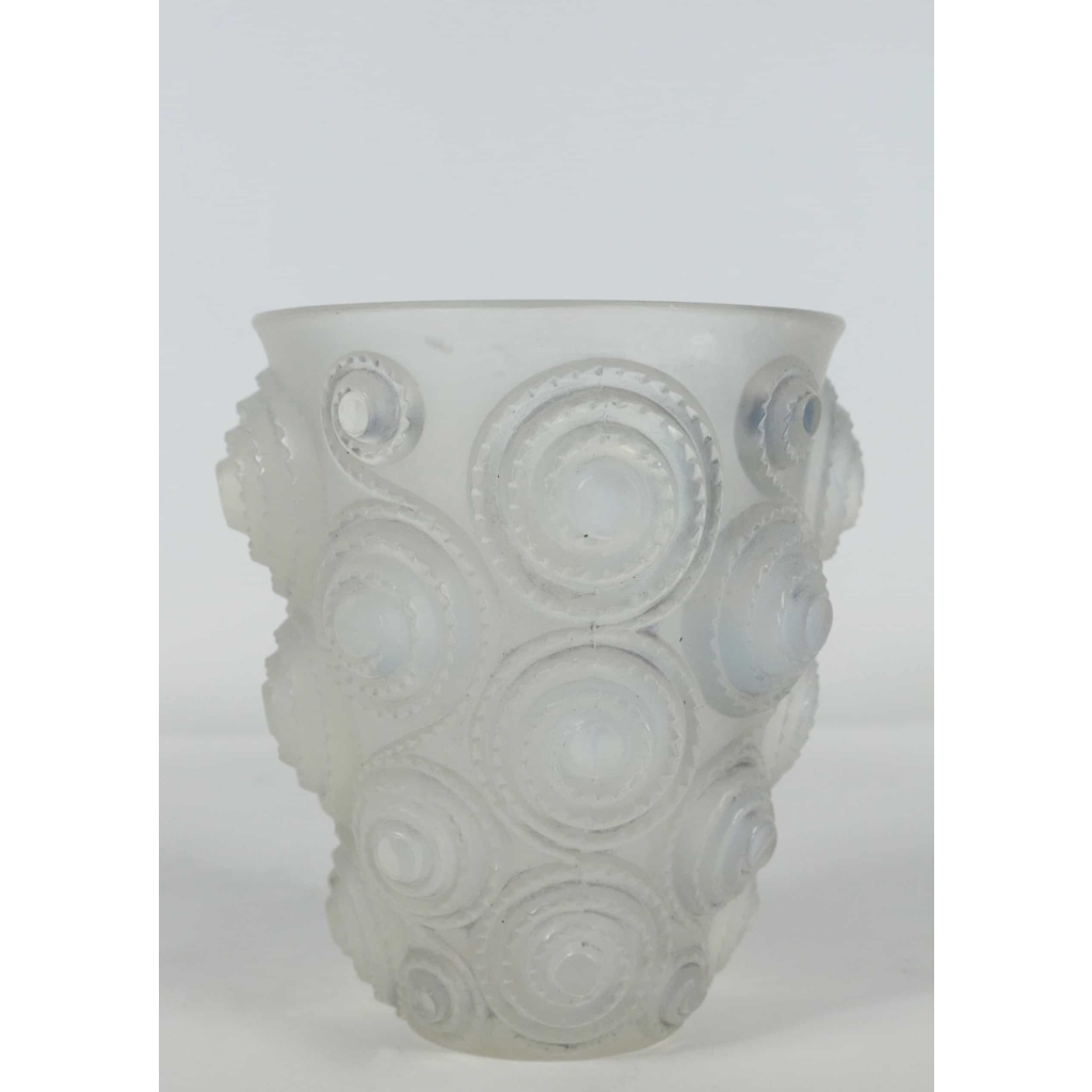 René Lalique paire de vases "spirales "opalescent ||||