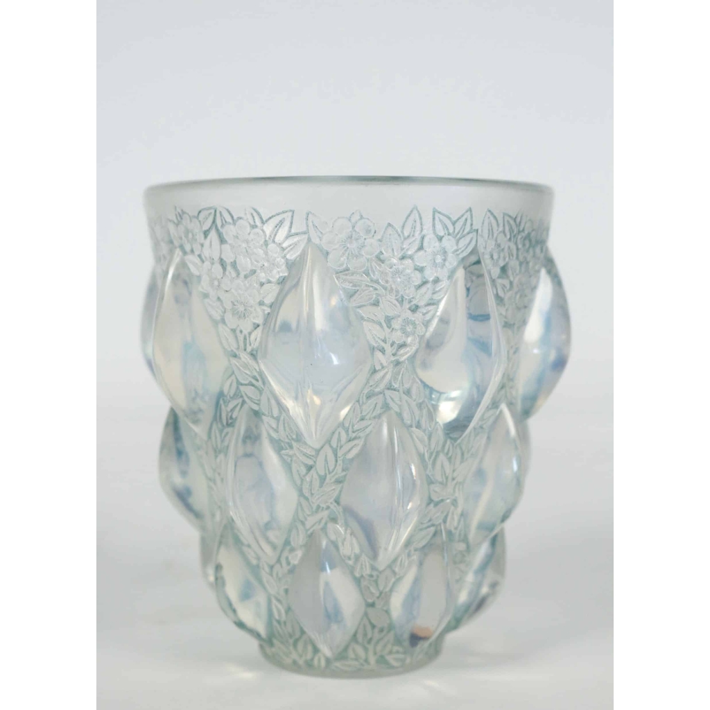 René Lalique vase "Rampillon" opalescent |||