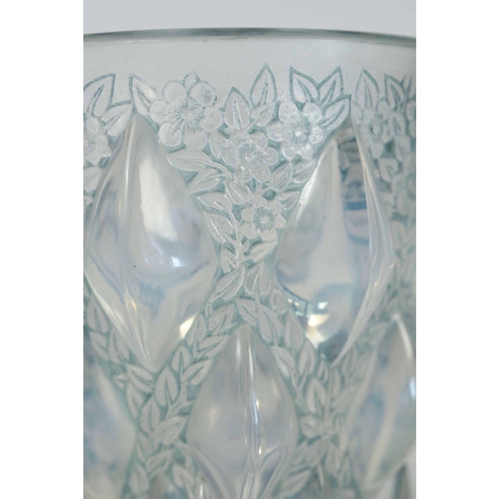 René Lalique vase "Rampillon" opalescent René Lalique vase "Rampillon" opalescent