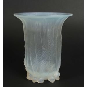 René Lalique Vase "Eucalyptus" opalescent ||||