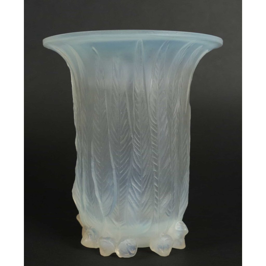 René Lalique Vase "Eucalyptus" opalescent René Lalique Vase "Eucalyptus" opalescent