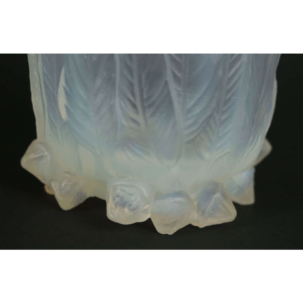 René Lalique Vase "Eucalyptus" opalescent René Lalique Vase "Eucalyptus" opalescent