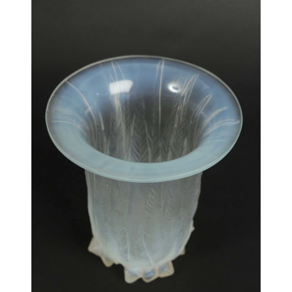 René Lalique Vase "Eucalyptus" opalescent René Lalique Vase "Eucalyptus" opalescent