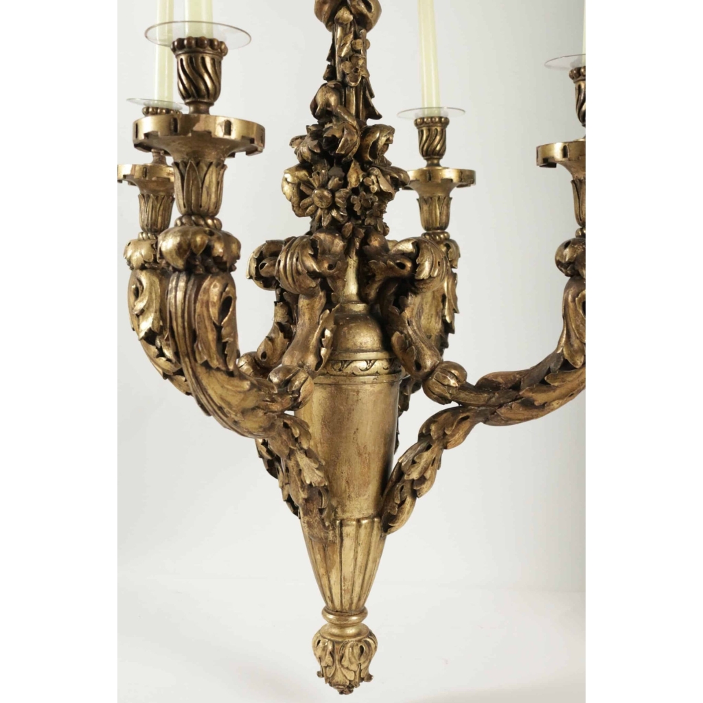 Lustre en bois sculpté et doré du XIXème siècle pour l'utilisation de l'éclairage à la bougie, 4 bras, 4 bougies. Lustre en bois sculpté et doré du XIXème siècle pour l'utilisation de l'éclairage à la bougie, 4 bras, 4 bougies.