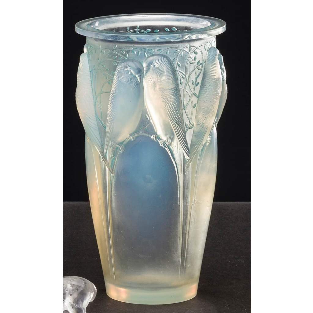 René Lalique (1860-1945) Opalescent vase "Ceylan" 