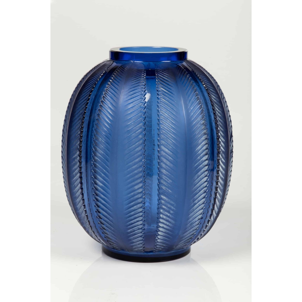 René Lalique (1860-1945) Vase "Biskra" verre bleu 