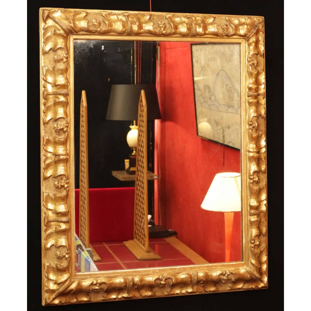 Miroir en bois et stuc doré du XIXème siècle d'époque Napoléon III. Miroir en bois et stuc doré du XIXème siècle d'époque Napoléon III.