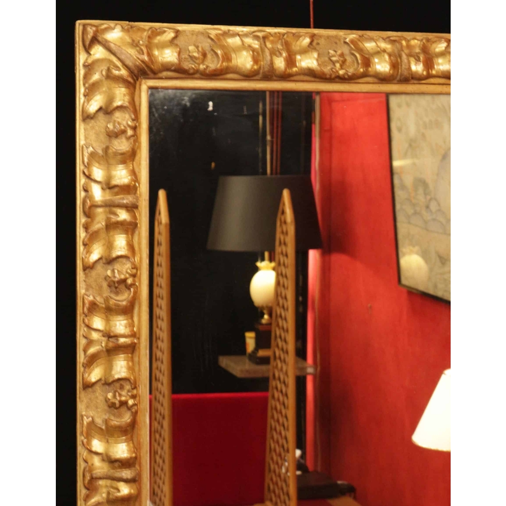 Miroir en bois et stuc doré du XIXème siècle d'époque Napoléon III. Miroir en bois et stuc doré du XIXème siècle d'époque Napoléon III.